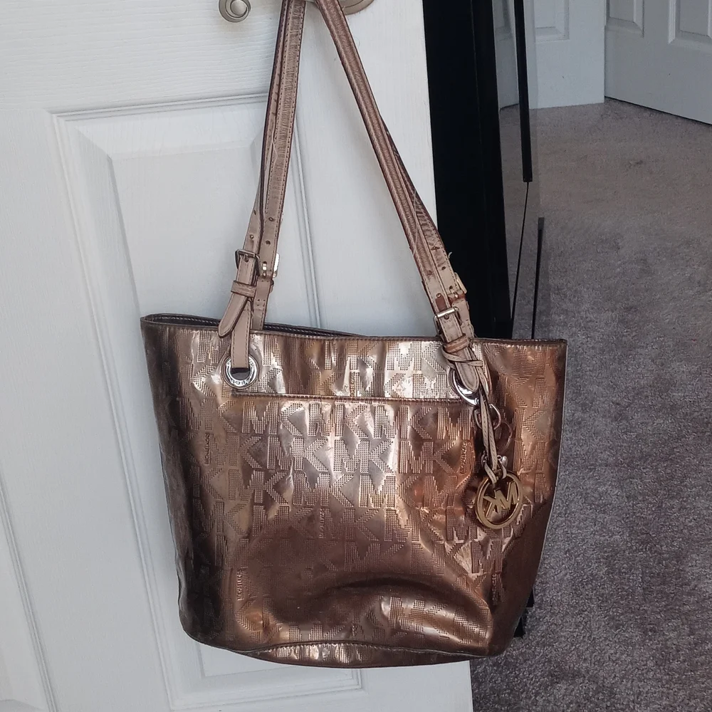 Michael Kors shiney gold bag - Picture 3 of 14
